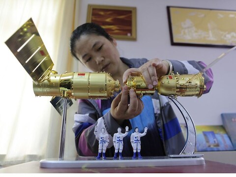 Een Chinese deed het alvast voor op de begane grond en koppelde de Shenzhou aan het ruimtestation.