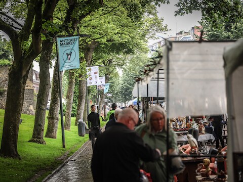 De markt trekt wekelijks duizenden bezoekers uit binnen- en buitenland.
