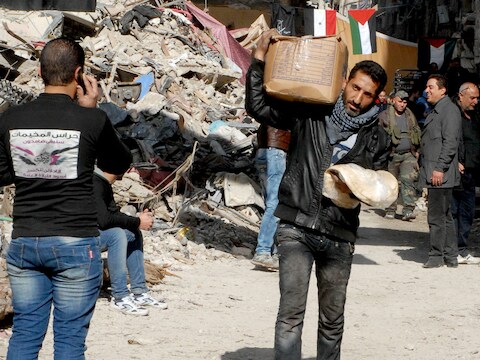 Archieffoto: het verwoeste vluchtelingenkamp Yarmouk. De Palestijnse inwoners dreigen tussen twee vuren in een vreselijke tol te betalen.