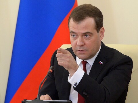 De Russische premier Medvedev spreekt op een bijeenkomst over economische vooruitgang in Simferopol.
