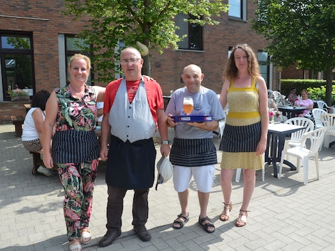 Alain en Eddy, bewoners van Schoonderhage, met begeleiders Tilly en Vicky een paar jaar geleden aan café Zwarte Flesch in Pollare.