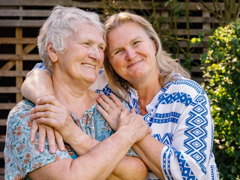 Iris Van Peteghem en mama Christine Spanoghe kregen allebei kanker maar overwonnen de ziekte.
