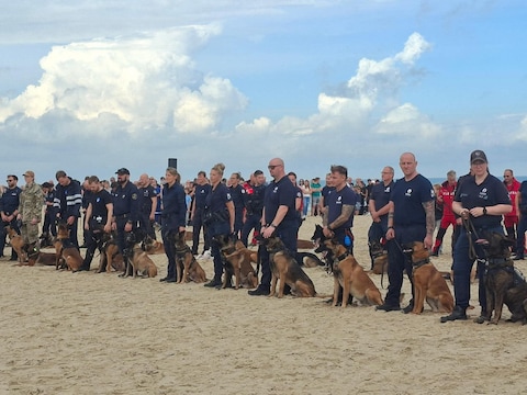 Politiehonden Billie en Murphy vertegenwoordigden de politiezone Sint-Niklaas op het strand van Koksijde