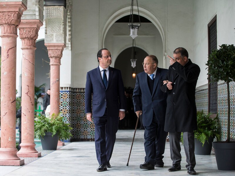 Dalil Boubakeur en president Hollande tijdens een rondleiding in de Grote Moskee van Parijs.