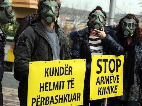 Albaniërs protesteren tegen het aanvankelijke plan om de chemische wapens van Syrië in hun land te stallen.