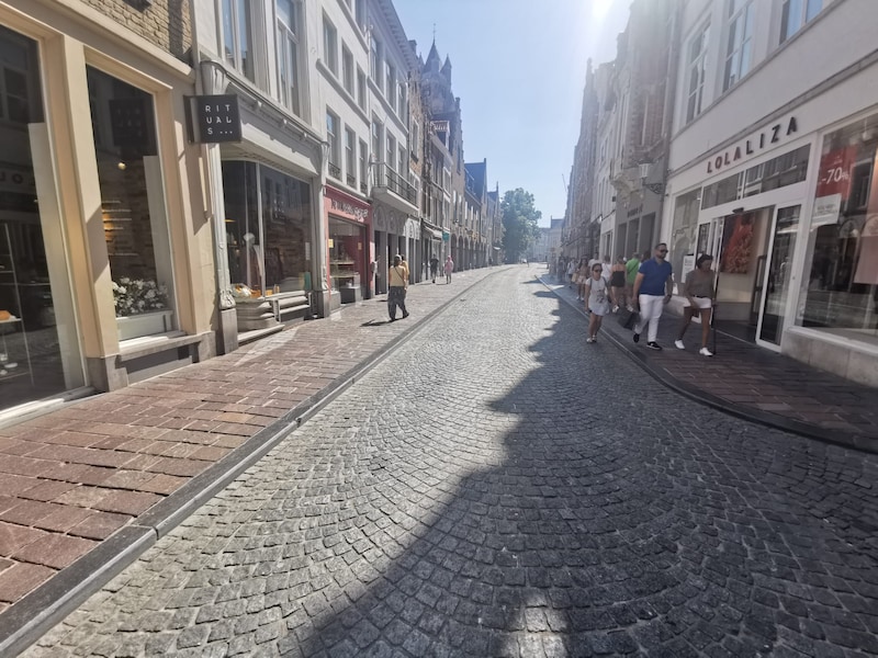 De Steenstraat in Brugge op een zonnige zomerdag.