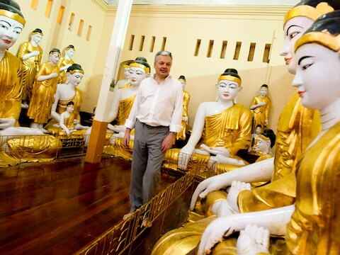 Didier Reynders is op bezoek in Myanmar.
