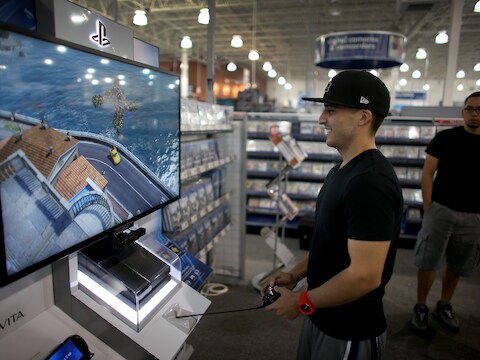 Een klant in een Best Buy-filiaal in Florida speelt met de nieuwe Playstation.