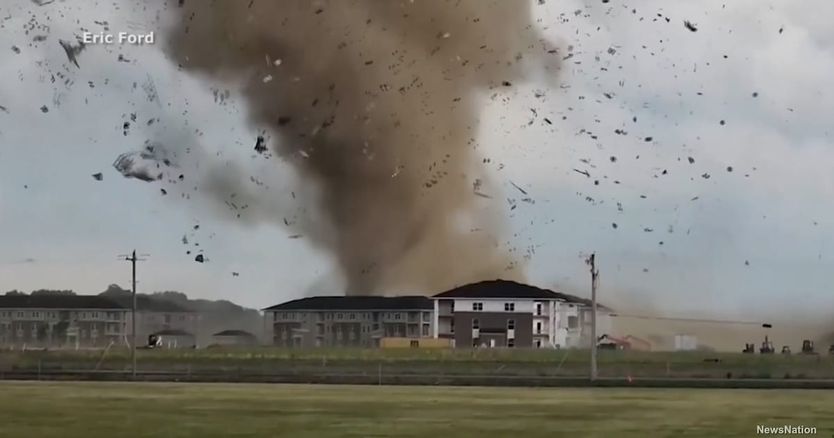 KIJK. Vernietigende tornado raast door stadje Greenwood in Indiana: “Ik ...