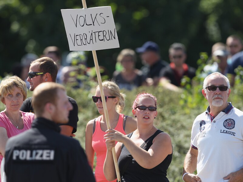 Eerder deze week werd de Duitse bondskanselier Angela Merkel bij een bezoek aan het asielcentrum in Heidenau door boze betogers uitgescholden voor 'volksverraadster'.