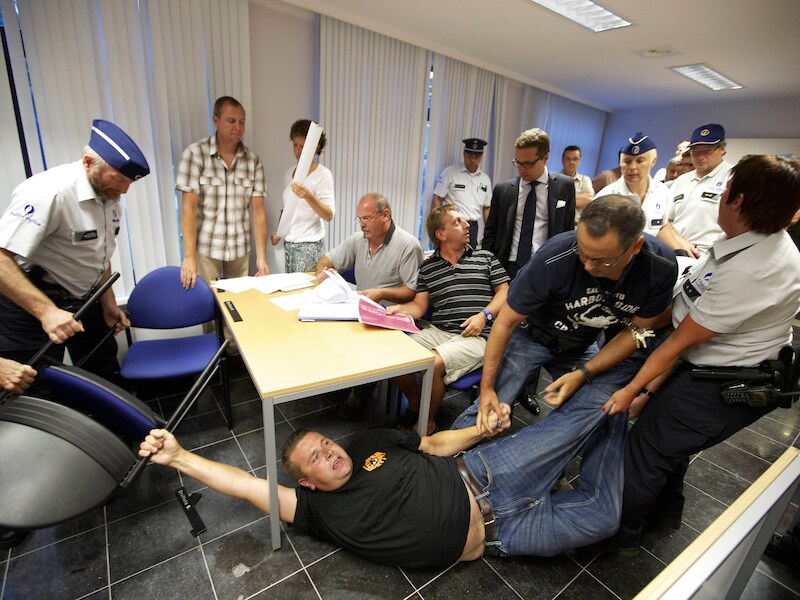 Leden van het Taal Aktie Komitee (TAK) voerden actie.