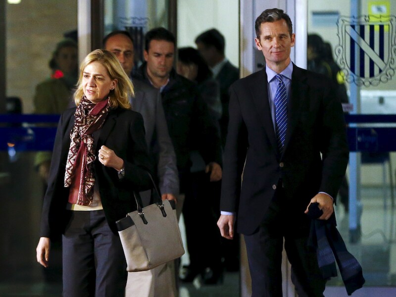 De Spaanse prinses Cristina en haar man Inaki Urdangarin verlaten de rechtbank in Palma de Mallorca.