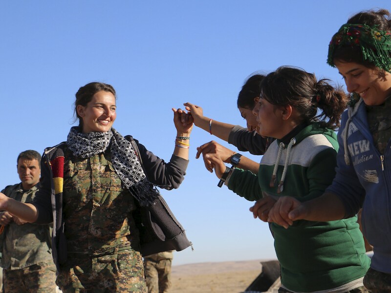 Een vrouwelijke strijder van het Koerdische Peshmerga-leger.