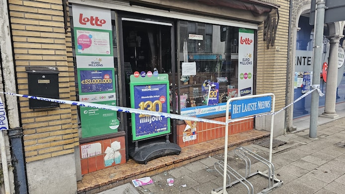 Bij een brand in de Mechelbaan in Putte is vannacht een vrouw om het leven gekomen. Het slachtoffer is de uitbaatster van de winkel.