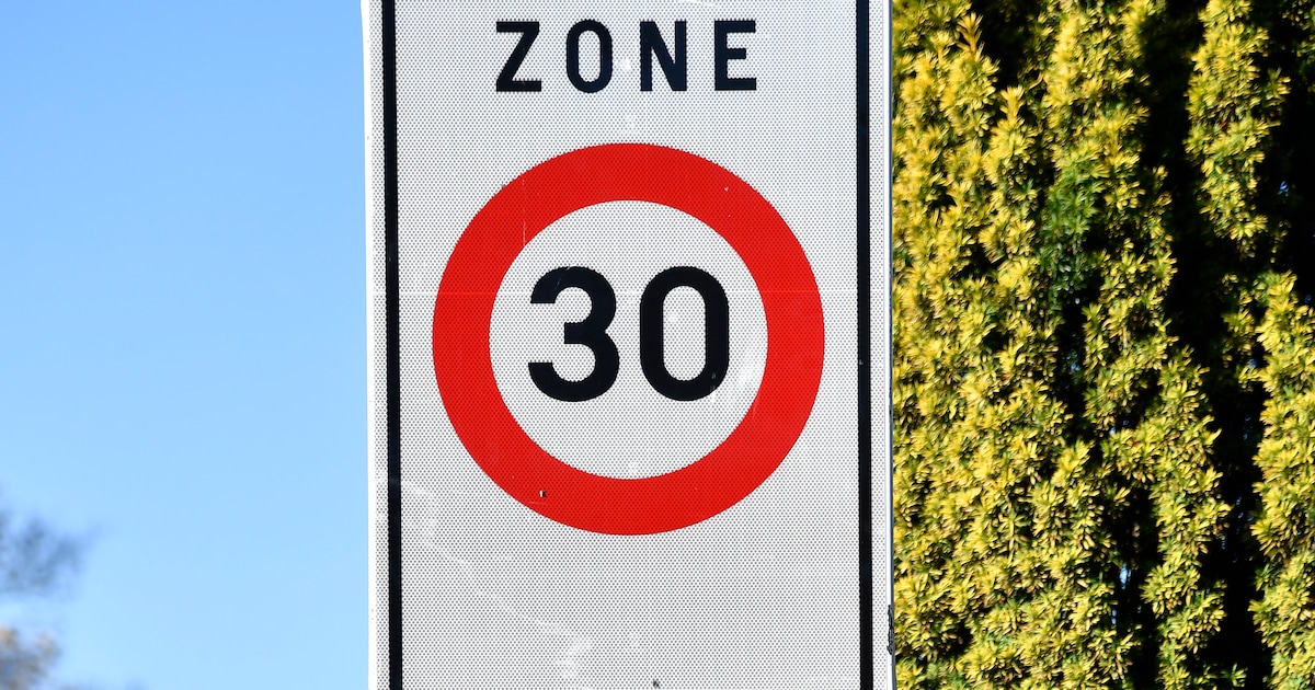 Jonge vrouw vraagt eenmalige gunst na snelheidsovertreding in zone ...