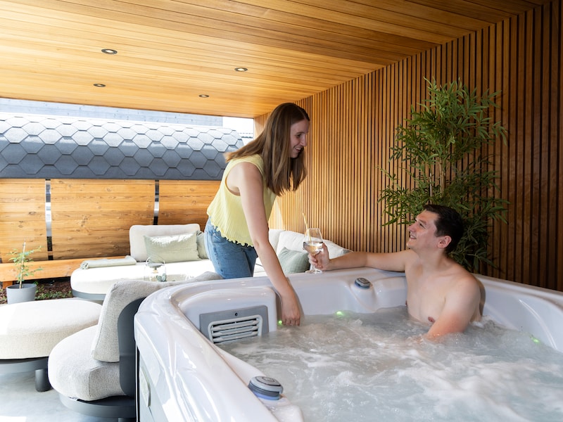 Jonathan en Laura investeerden 17.500 euro in een sauna en jacuzzi in de tuin: “Er gaat geen dag voorbij dat we er niet van genieten”