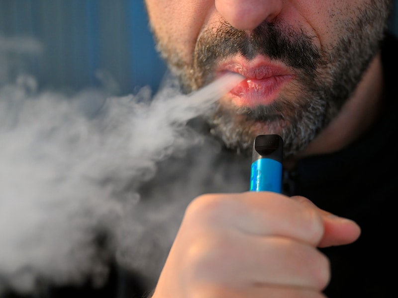 Illustratiebeeld van een man die een vape gebruikt.