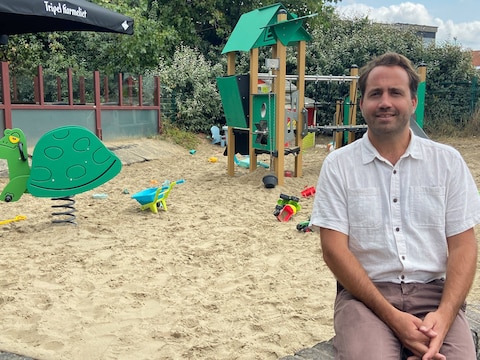 Schepen van jeugd Mathieu Delbarge bij de vernieuwde speelzone Wielingen