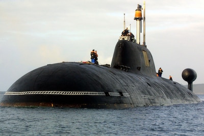 Koude Oorlog in het hoge noorden: “Russische duikboot bedreigt vliegdekschip, NAVO start ongekende klopjacht”