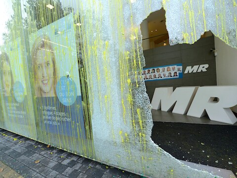 Vakbondsmilitanten richtten dinsdag vernielingen aan aan het hoofdkantoor van de MR.