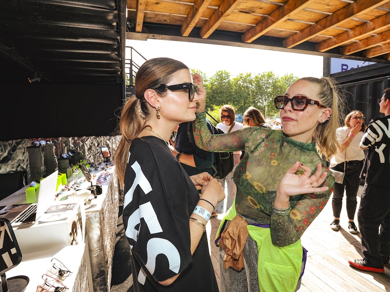 “Backstage moedermelk afkolven en dan zonnebrillen verkopen: pure rock-’n-roll”. Eline De Munck baat pop-upshop uit op festival
