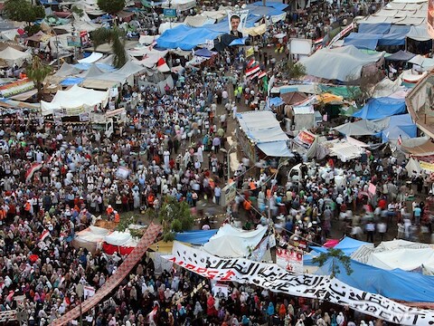 Supporters van de Moslim Broederschap nabij de Rabaa al-Adawiya moskee.