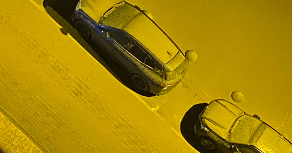 Wagens op de zeedijk in Middelkerke bedekt met laagje zand na storm ...