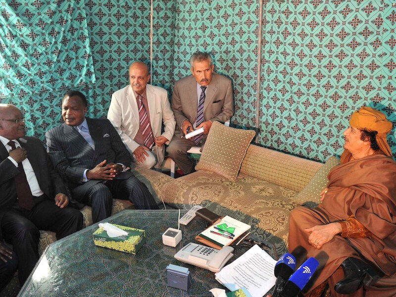 Jacob Zuma, uiterst links, bij Kadhafi (rechts) vorige maand.