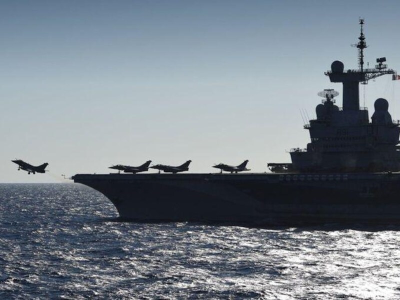Een Rafale-gevechtsvliegtuig stijgt op vanop het Franse vliegdekschip Charles de Gaulle.