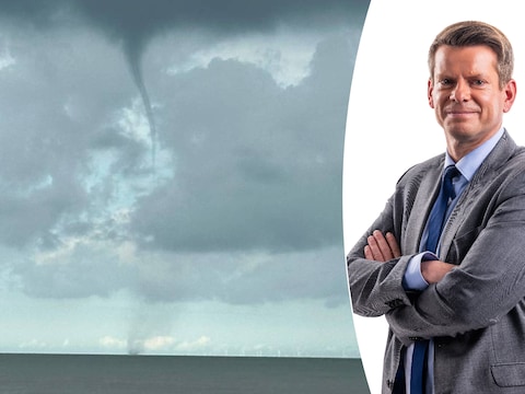 Een lezer stuurde deze beelden door van een waterhoos op het strand in Wenduine. VTM-weerman David Dehenauw legt uit.
