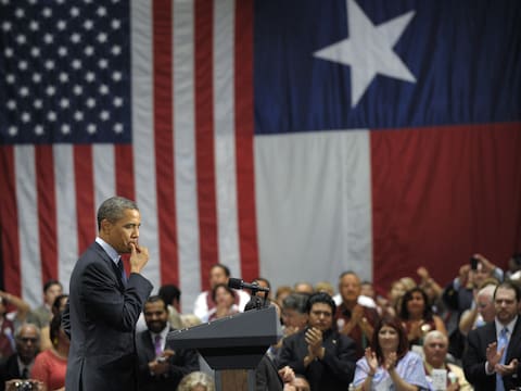President Barack Obama pauseert terwijl hij applaus krijgt in San Antonio, Texas.