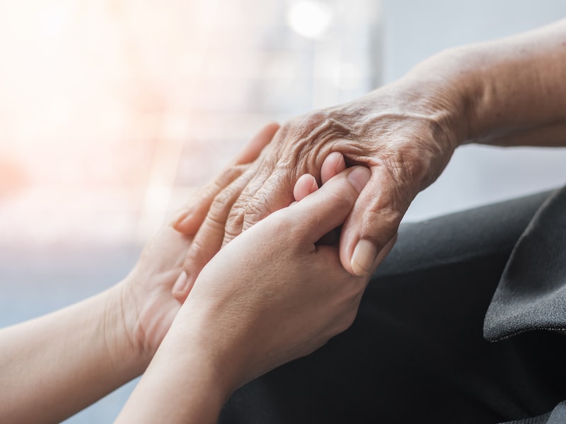 “Nu kan ik weer langer lopen”: Zwitserse AI-hersenpacemaker geeft hoop aan mensen met Parkinson