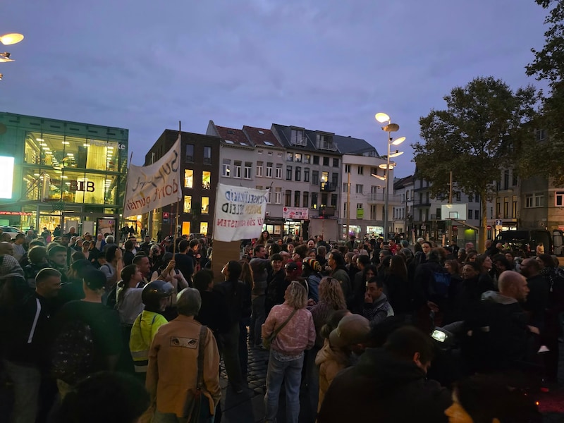 De betogers verzamelen zich op het plein.