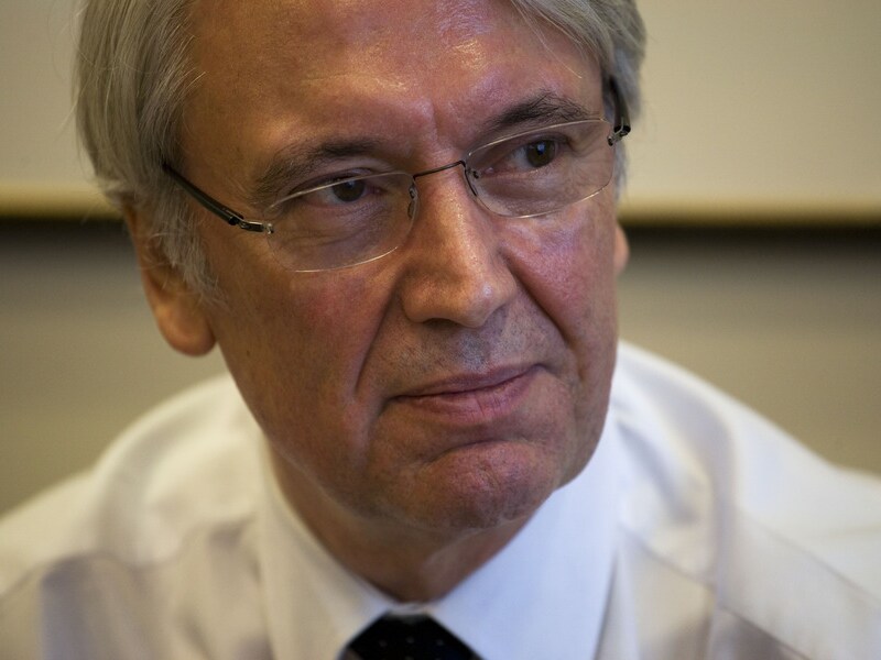 Les Hinton, de directeur-generaal van het mediabedrijf Dow Jones zou zijn ontslag hebben ingediend.