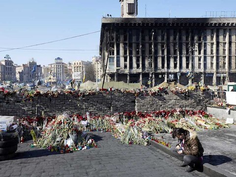 Bloemen op het Majdan, het onafhankelijkheidsplein, in Kiev