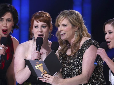 De Canadese curlingdames die de prijs voor Bieber in ontvangst namen.