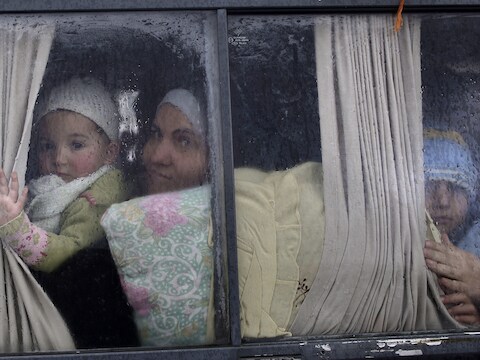 Syrische vluchtelingen die Idlib ontvlucht zijn met de bus.