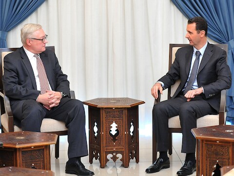 De Russische viceminister van Buitenlandse Zaken Sergei Ryabkov in gesrek met de Syrische president Assad.