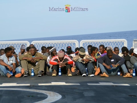 Vluchtelingen die gered zijn bij het eiland Lampedusa.