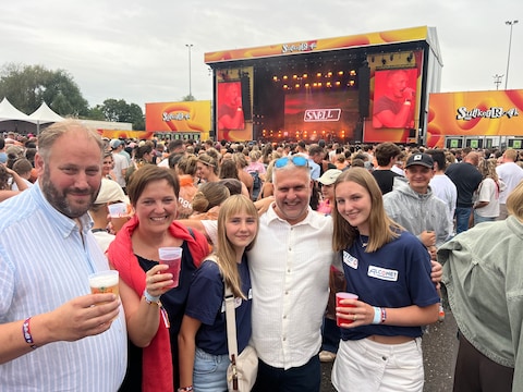 Michel Engelbosch met het gezin van Martino De Vos, die Suikerrock verkiezen boven de Lokerse Feesten.