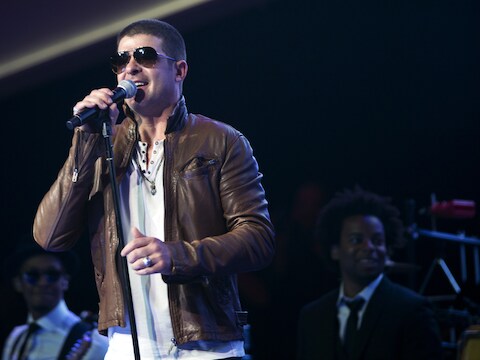 Zanger Robin Thicke op het podium.