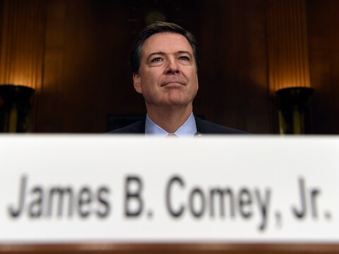 FBI-baas James Comey werd gisteren prompt door president Trump aan de deur gezet. De man stond slechts vier jaar aan het hoofd van de Amerikaanse federale politiedienst.