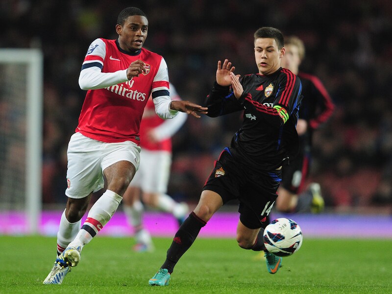Kyle Ebecilio (l) in actie voor Arsenal -19 tegen Yury Bavin van CSKA Moskou in de NextGen Series.