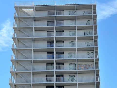 De gevel van het appartementsgebouw op het E3-plein, in Ledeberg bij Gent, is op zeven verdiepingen besmeurd met graffiti.