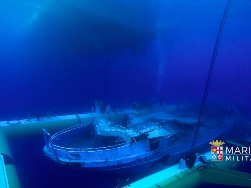 De Italiaanse marine verspreidde deze foto van het gezonken schip toen het nog op de zeebodem lag.