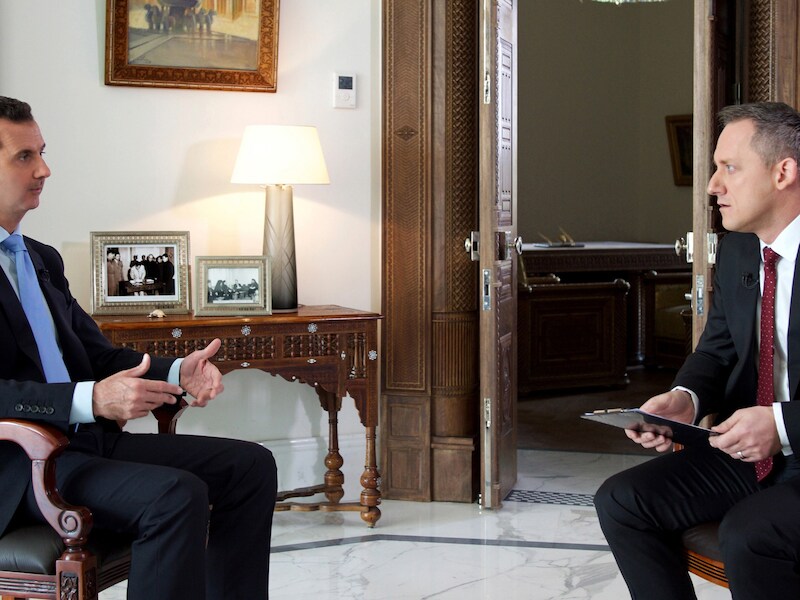 Syrisch president Bashar al-Assad tijdens het interview met een journalist van de Tsjechische tv.