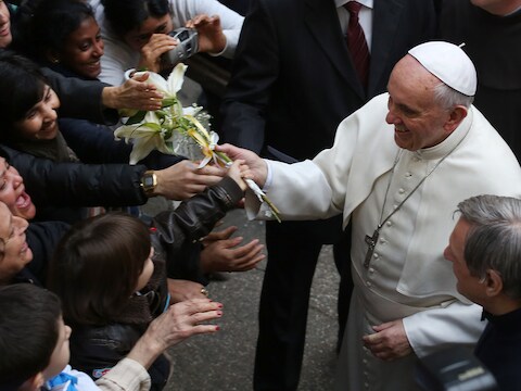 Paus Franciscus begroet gelovigen bij aankomst aan de San Gregorio VII-kerk in Rome.