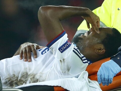 Samuel Eto'o verlaat het veld tijdens het duel met Basel per brancard.