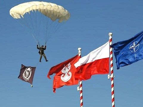 Een Navo-para neemt deel aan een militaire oefening in Polen.