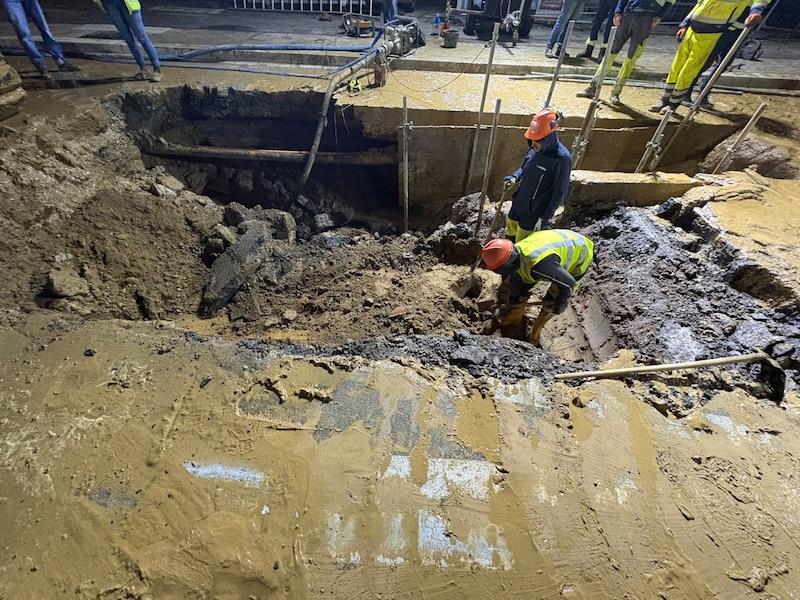 Er wordt de hele nacht volop gewerkt aan het waterlek in Melle. 